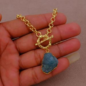 Collier pendentif en cristal brut d'aigue-marine naturelle, pierre de naissance de mars, plaqué or, pierre de guérison bleue, fermoir à bascule, collier fait à la main - Product Image 5