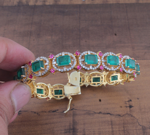 Bracelet en pierre verte taille émeraude plaqué or 18 carats, multi-gemmes, avec halo de rubis et cristaux, vente en gros, fabricant de luxe - Product Image 4