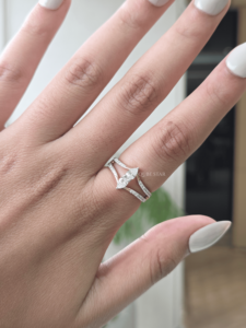 Anillo de Diamante Ovalado Cultivado en Laboratorio de 0.65 Ct, Oro de 14K, Diseño de Doble Hilera con Aro Dividido, Dos Piedras en Racimo con Engaste de Puntas, Certificado IGI, Moderno - Product Image 1