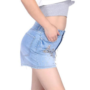Shorts en jean bleu clair respirants à taille haute, style streetwear décontracté, avec strass en forme de cœur et ourlet brut, vente en gros OEM - Product Image 5