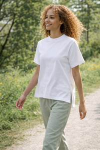 T-shirt décontracté pour femme à col rond et manches courtes en jersey de coton écologique respirant, coupe décontractée avec fentes latérales et ourlet asymétrique - Product Image 5
