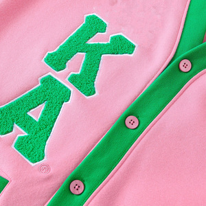 Suéter tipo cárdigan rosa y verde con letras de chenilla y mangas a rayas, regalo para hermana de hermandad, colores distintivos. - Product Image 6