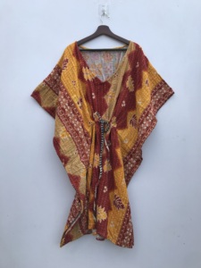 ชุดคลุมอาบน้ำสไตล์วินเทจ Kantha สำหรับผู้หญิง ผ้าฝ้ายคอวี ปิดด้วยเชือกผูก ระบายอากาศได้ดี เหมาะสำหรับใส่ไปชายหาดในฤดูร้อน - Product Image 1