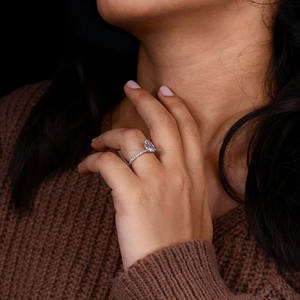 แหวนหมั้นเพชรแบบตัดรูปลูกแพร์พร้อมที่ง่ามและปูสีทองขาว18K สำหรับงานแต่งงานหรือของขวัญครบรอบปีในห้องปฏิบัติการ - Product Image 4