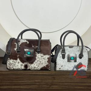 Bolsa de Viaje de Cuero Vacuno Hecha a Mano de Estilo Premium con Detalle de Concho Turquesa y Asa Superior - Product Image 1