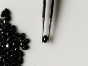 Spinelle noire naturelle 6x4MM taille ovale, pierre précieuse de qualité supérieure pour la fabrication de bijoux - Product Image 1