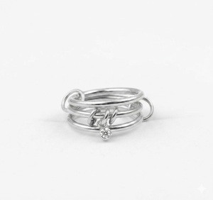 แหวนทองคำแท้ 14K แบบเชื่อมต่อกัน ประดับเพชรเลี้ยงในห้องปฏิบัติการ พร้อมสายทองสามเส้นเชื่อมต่อกัน สามารถซ้อนกันได้ - Product Image 2