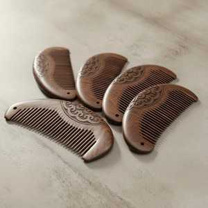 Peigne à cheveux en bois sculpté à la main personnalisé avec logo gravé, outil de toilettage de barbe à dents larges, vente en gros, fabricant - Product Image 2