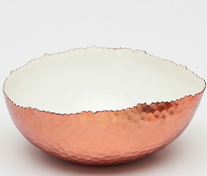 Cuenco de cobre martillado a mano con interior blanco, diseño moderno para servir comida y como regalo. - Product Image 1