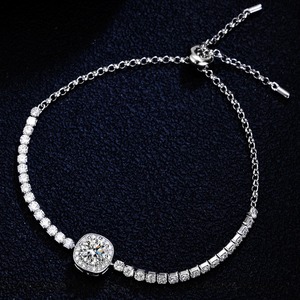 Pulsera de Moissanita con Incrustaciones de Alta Calidad, Claridad VVS, Chapada en Oro de 18K, Joyería de Regalo para Uso Diario, Disponible para Mujer - Product Image 4
