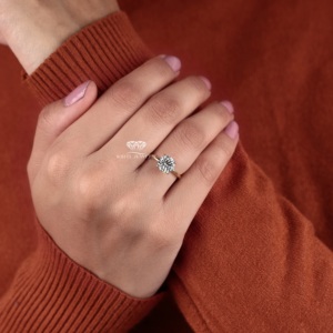 Bague de fiançailles en diamant rond, or 14 carats, solitaire, minimaliste, délicate, bague de mariée, bague de demande en mariage, cadeau d'anniversaire pour elle - Product Image 4