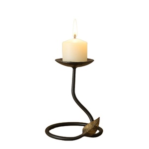 Candelabro de Latón con Hojas en Relieve, Hecho a Mano y Forjado, de Bharat Brass Copper Industries, Decoración para el Hogar, Multiusos - Product Image 1