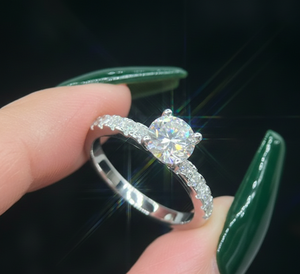 แหวนหมั้นโมอิสซาไนต์คลาสสิก AMBER JEWELS T-1148 เงินแท้ 925 ชุบโรเดียม รับรองโดย IGI ประดับเพชรแบบ Pave Setting สำหรับทั้งชายและหญิง - Product Image 3