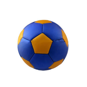 Ballon de football classique léger et respirant pour adultes, rembourré, haute performance pour jonglage et entraînement, options personnalisables - Product Image 5