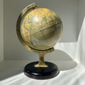 Globe terrestre artisanal en métal minimaliste avec design sphérique haut de gamme et finition nickel brossé pour les projets de design d'intérieur moderne - Product Image 1