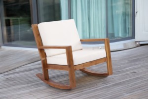Silla mecedora diseñada con movimiento deslizante suave y estructura robusta que proporciona un asiento relajante para espacios de estar y dormitorios - Product Image 1