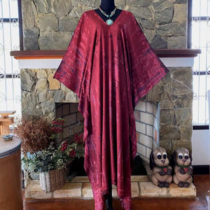 Vestido Kaftán Bohemio Shibori Color Vino Tinto, Talla Grande, de Rayón, para Playa - Product Image 1