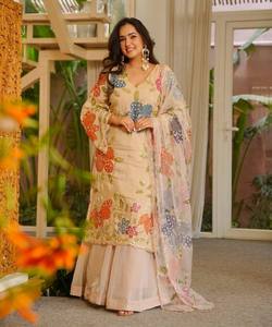 Ensemble Salwar Kameez en soie brodée pour femmes, avec dupatta, longueur au sol, style traditionnel ethnique, pour les fêtes d'hiver, les mariages, style Inde Pakistan - Product Image 1