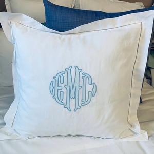 Housse de coussin rectangulaire blanche avec bordure bleue, monogramme brodé personnalisé, CMC Classic Home Decor - Product Image 2