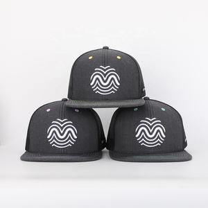 Gorra de camionero de algodón gris de 6 paneles con logotipo bordado personalizado de alta calidad al por mayor, gorra snapback de malla con visera plana deportiva OEM para hombre - Product Image 1