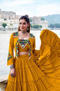 Ensemble Lehenga ethnique de créateur avec veste Koti, travail miroir et jupe évasée de 10 mètres pour femmes - Product Image 2
