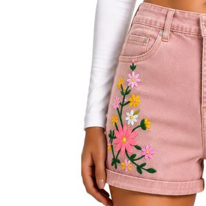 Shorts de Mezclilla de Cintura Alta para Mujer en Color Rosa Rubor con Bordado Floral Colorido, Shorts Casuales de Verano, Personalizados OEM ODM, a la Moda - Product Image 3