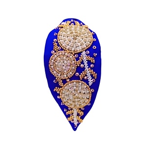 Serre-tête unisexe ajustable bleu fait main, écologique, avec broderie perlée dorée et blanche et motif de sequins circulaires - Product Image 1