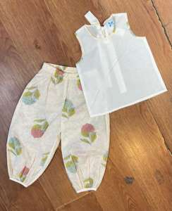 Conjunto de Camisa y Pantalones Cortos de Lino y Algodón para Niñas |   Conjunto de Verano Transpirable para Niños con Bonito Lazo en la Espalda y Bolsillo, Hecho en India - Product Image 2