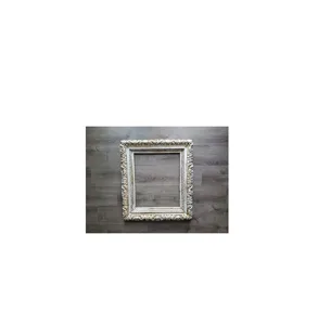 Cadre photo en bois artisanal conçu pour afficher des photos de mariage, de remise de diplôme et d'anniversaire, avec un charme rustique et champêtre. - Product Image 6