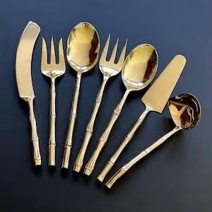 Diseñado para elevar la experiencia gastronómica diaria, el acabado metálico cálido de los cubiertos crea un ambiente de mesa acogedor y sofisticado. - Product Image 2