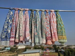 Pareo de algodón indio con estampado a mano, bufanda boho, pareo floral, cubierta de playa ligera, regalo para mujer, ropa regional. - Product Image 5