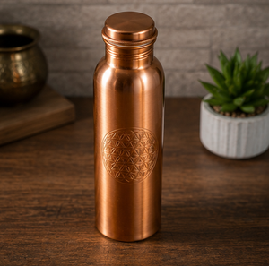Flacon en cuivre écologique poli et élégant à motif de géométrie sacrée pour le bien-être, vaisselle de voyage portable au design traditionnel - Product Image 1