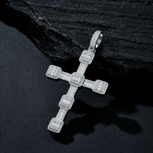 Collar de Plata con Colgante de Cruz Estilo Hip Hop, Completamente Cubierto de Diamantes Moissanite, Estilo Lujoso - Product Image 3