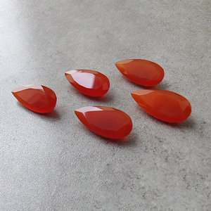 พลอยออนิกซ์สีแดงคุณภาพระดับ AAA+ รูปทรงหยดน้ำเจียระไนแบบเหลี่ยม  ปรับขนาดให้เหมาะสำหรับทำเครื่องประดับ - Product Image 6