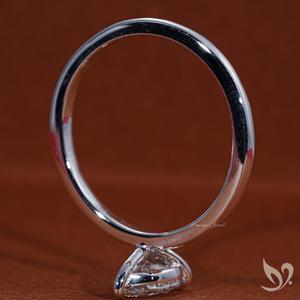 Anillo Solitario con Diamante Cultivado en Laboratorio de Corte Pera de 1.00 CT en Oro Blanco de 18K |   Anillo de Compromiso Certificado por IGI - Product Image 4