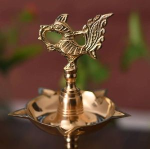 Lampe à huile en cuivre Peacock Mahabharat pour la décoration du festival Deep de Kerala, design zen asiatique fait main - Product Image 3