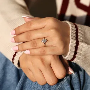 Anillo de Diamantes Corte Marquesa Holandés en Oro Sólido con Delicadas Piedras Laterales, Elegante Anillo de Compromiso para Mujer, Joyería Fina de Lujo - Product Image 2