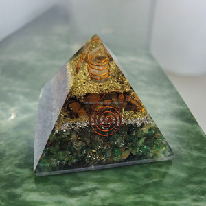 La plus vendue Aventurine verte Oeil de tigre Orgone Pyramide Top Tendance Pierre naturelle Résine Orgonite Pyramide Grand 8cm en vrac - Product Image 2