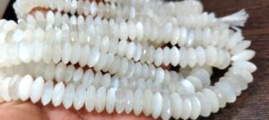 Cuentas de piedra lunar blanca natural facetada, corte alemán, forma de rondel, 9-12 mm, hebra de 8 pulgadas de largo - Product Image 2