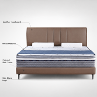 Cadre de lit moderne de luxe en cuir marron rembourré avec tête de lit à panneaux verticaux, matelas blanc et lattes en acier et bois pour mobilier de chambre