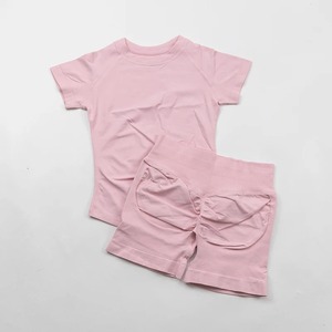 ชุดโยคะไร้รอยต่อ ชุดออกกำลังกายผู้หญิง เสื้อแขนสั้นรัดรูป กางเกงยิมขาสั้นรัดสะโพก ชุดออกกำลังกายผู้หญิง ชุด 2 ชิ้น - Product Image 5