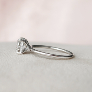 แหวนหมั้นเพชรทรงกลมเจียระไนแบบบริลเลียนท์ 14K ทองคำ ประดับเพชรเลี้ยงในห้องปฏิบัติการ รับรองโดย IGI สี D สไตล์คลาสสิก - Product Image 3