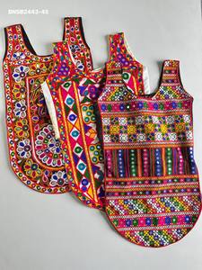 Blusa de algodón mágico con bordado estilo Gamthi y detalles de conchas para festivales y fiestas, exportador de moda femenina. - Product Image 4