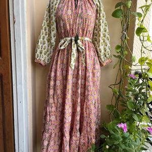 เดรสยาวผ้าฝ้ายลำลองสำหรับผู้หญิง คอจีน แขนยาว ลายพิมพ์ดอกไม้หลากสี แบบมีระบาย ราคาโรงงาน - Product Image 1