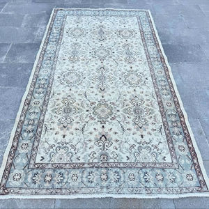 Vibrante Alfombra Bereber Marroquí Tejida a Mano con Patrones Geométricos, Camellos, Casas y Estrellas - Product Image 1