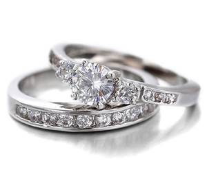 Bague solitaire en moissanite taille ronde sertie d'un demi-bague éternité en argent 925 original, bijou de fête raffiné et surprise - Product Image 1