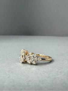 Anillo de Diamantes Florales en Oro Blanco y Oro Rosa, Corte Marquesa y Ovalado, Anillo de Compromiso Inspirado en la Naturaleza, Único - Product Image 2