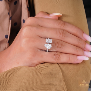 Elegante Anillo de Diamantes Toi Et Moi con Esmeralda Pera, Engaste de Dos Piedras Cruzadas, Diamantes Centrales Montados con Puntas, Anillo con Banda Micro Pavé - Product Image 1