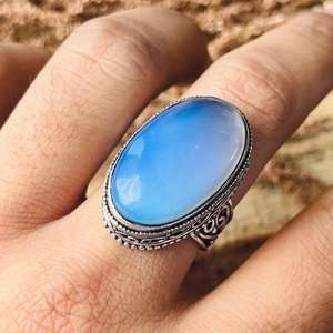 Anillo llamativo con piedra preciosa ovalada de piedra lunar Silvereye para mujer, diseño vintage minimalista bohemio de latón con acabado plateado oxidado, tercero - Product Image 3