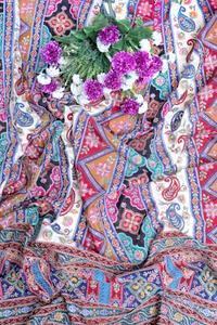 ผ้าเครปสีขาวลายเรขาคณิตพิมพ์ลายชนเผ่าธรรมชาติ พร้อมขอบลายเพสลีย์ สำหรับทำชุดคุर्ติ - Product Image 4